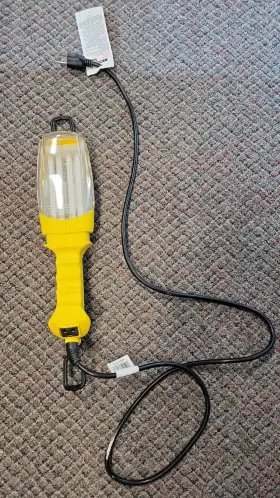 Sl-908 Bayco 26 Watt Fluorscent Work Light With Single Outlet Yellow 6ft 16/3 Sjt