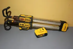 Dcl045b Dewalt Dcl045 - 12v / 20v Max Li-ion Cordless Hood Light With 5ah Battery