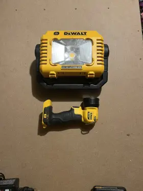 Dcl077b Dewalt 12v/20v 2000lm Task Light And Led Work Combo Tools Only