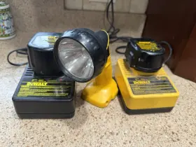Dw9043 Dewalt 12-volt Cordless Pivoting Head Flashlight 2 Batteries Chargers Works