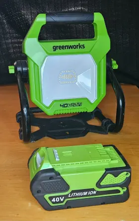 Greenworks 841821061630 40v Ac/dc 2000-lumen Led Work Light With Battery