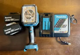 Dml812 Makita Lxt 4.0 Ah Lumens L.e.d Spotlight Set Two 18v Battery And Charger