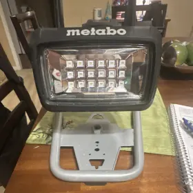 14.4-18v Metabo 02111001 Bsa Led Worklight 20 Leds Cordless Ip56 1500-2600lm