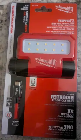 2114-21 Milwaukee 43243 550 Lumens Led Redlithium Usb Pivoting Flood Light Sealed