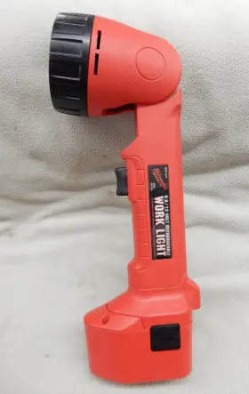 48-11-0140 Milwaukee 49-24-0100 Flashlight / Work Light 9.6v 12v Battery
