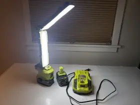 P727 Ryobi One 18v Led Workbench Foldable Light Cordless 2 Batteries 1 Charger