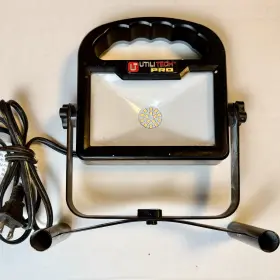 5005686 Utilitech Pro Led Portable Work Light - Bright Floodlight For Damp Locations