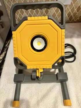 Workzone 091044648655 Led Work Light 2500 Lumens Portable And Lightweight